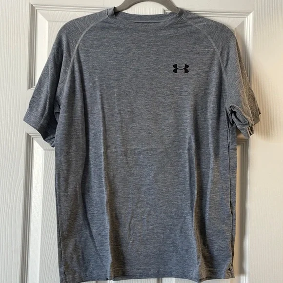 Under Armour shirt 🤍 - Picture 1 of 2